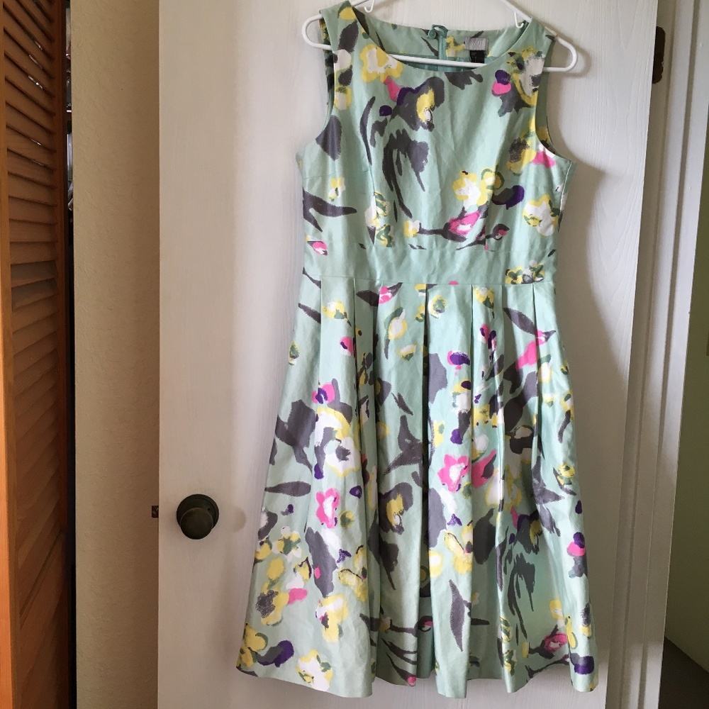 H&M modern classic mint green floral dress. Size 12.